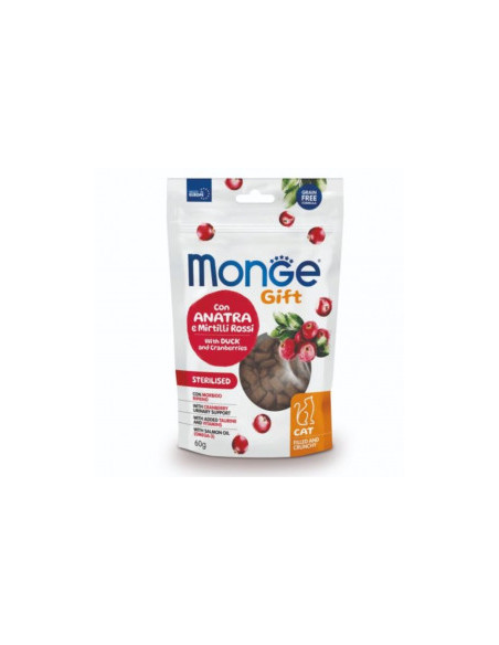 Лакомство за кастрирани котки Monge Gift Filled And Crunchy Sterilised Cat с патешко месо и червени боровинки, БЕЗ зърнени ку